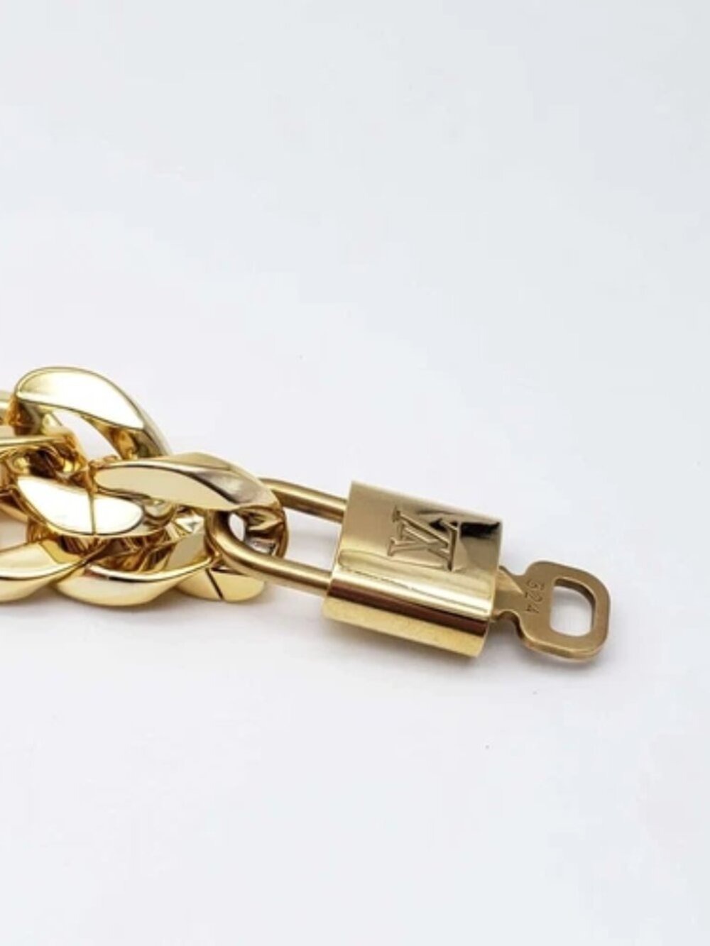 Gold-Plated Necklace with Authentic Louis Vuitton Padlock - Picture 3 of 10